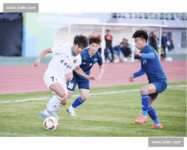 绿茵场上的青春风暴:记一场热血沸腾的高中生足球赛 绿茵场上的青春风暴:记一场热血沸腾的高中生足球赛